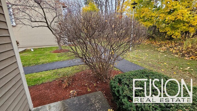 Foto del edificio - Bright, Spacious End-Unit Townhome in Prem...