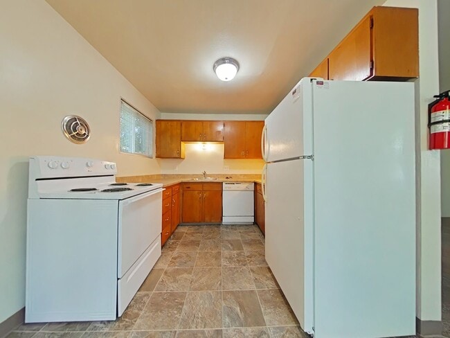Building Photo - 2 Bedroom Apartment ~ Close to Campus ~ Ca...