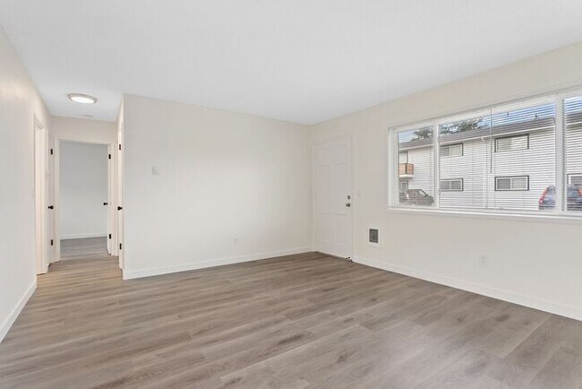 Foto del edificio - Remodeled 2 bedroom across from Providence...