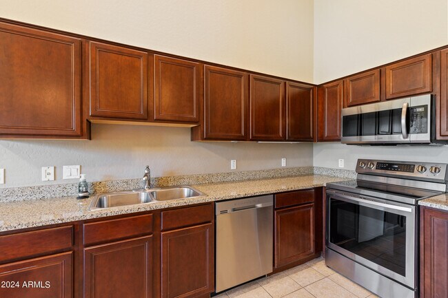 Building Photo - 2256 E Huntington Dr