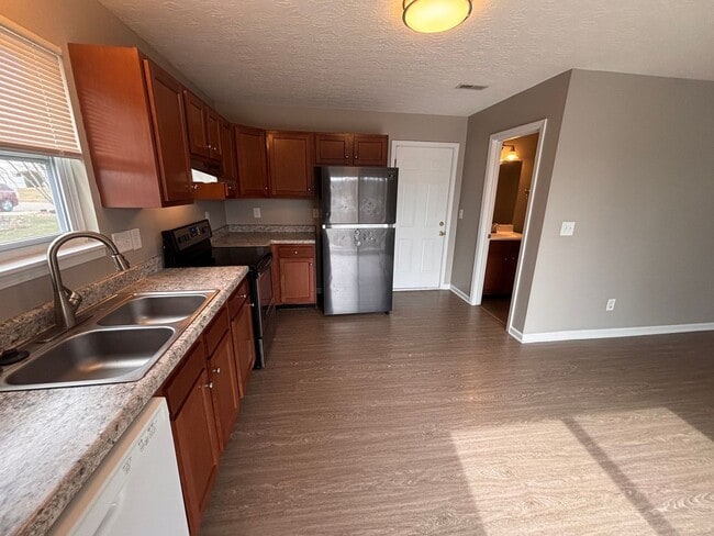 Building Photo - 747 Tamarack Ct