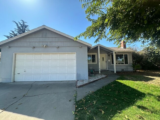 Building Photo - Three Bedroom Two Bathroom Home with Yard
