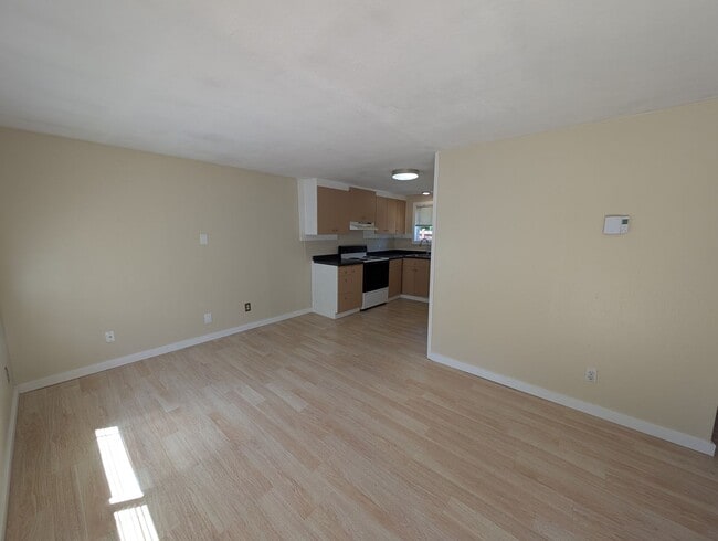 Building Photo - Cute 2 Bedroom house close to Lake Balling...