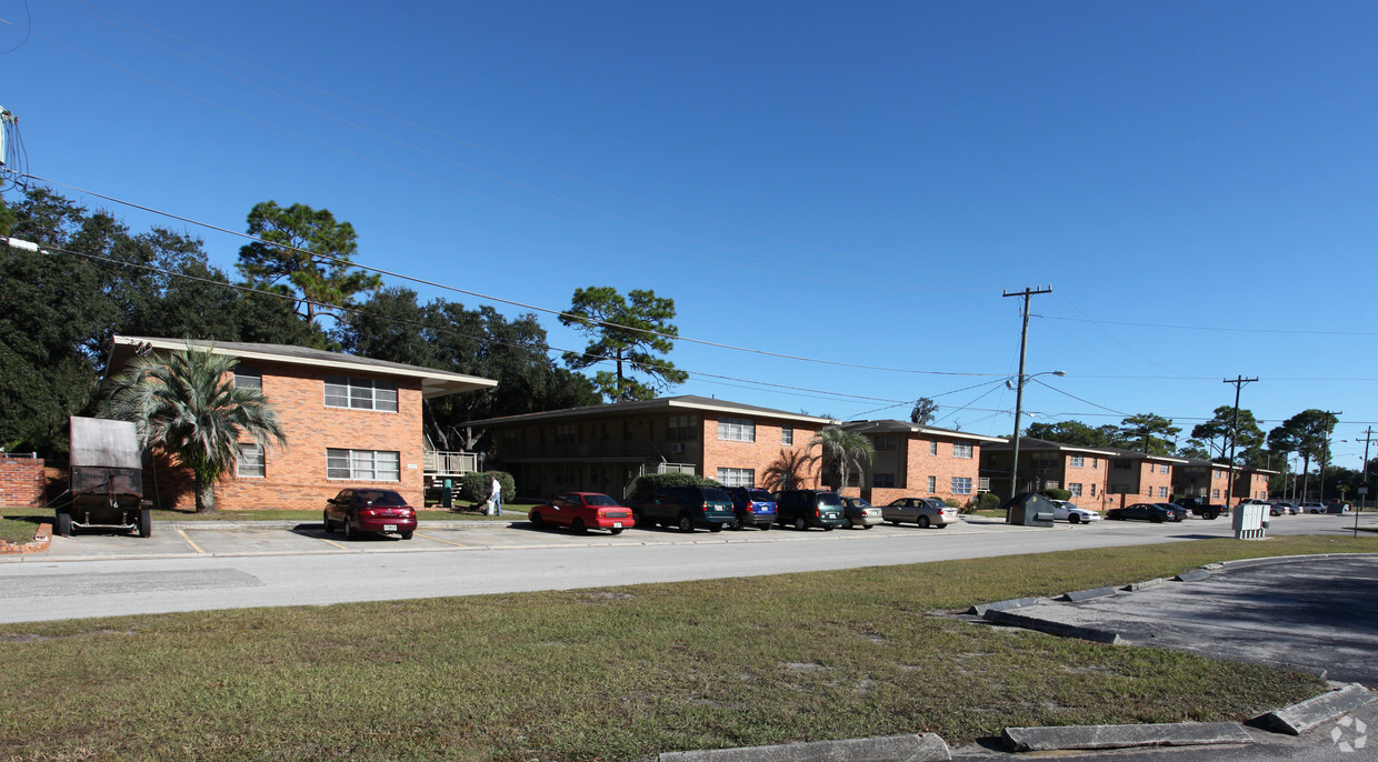 Parking Area - Forest Park Apartments