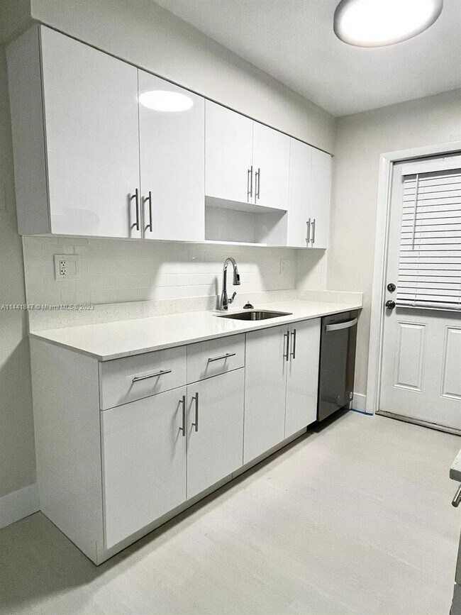 Foto del edificio - 861 SW 74th Terrace