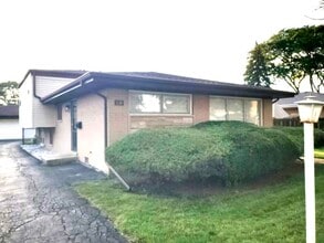 Building Photo - 2140 Eastview Dr