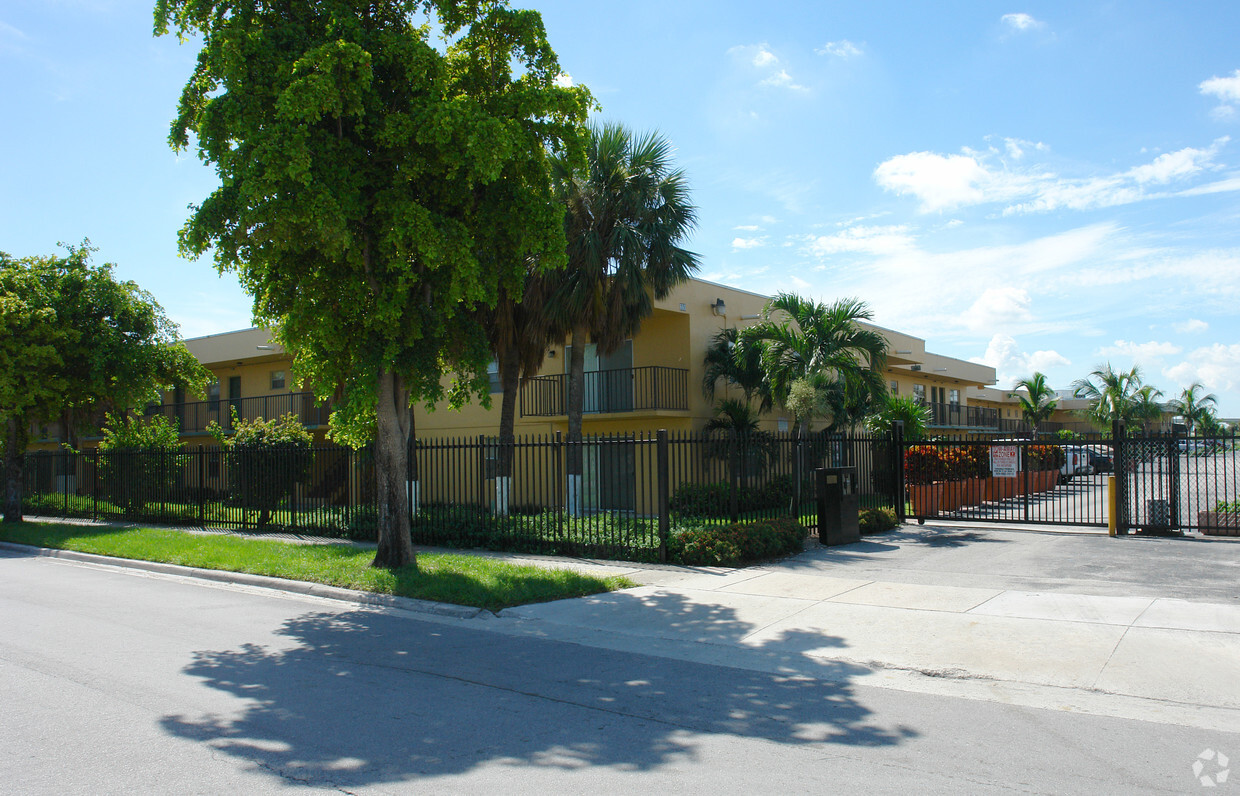 Parkway House Apts. - Miami Gardens