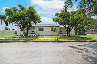 Building Photo - 995 SW 14th Ave
