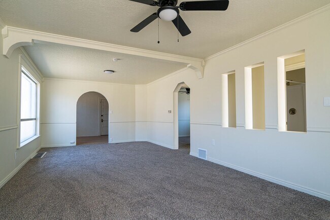 Foto del edificio - Spacious & Updated 5 Bed Home in Prime Ogden Location