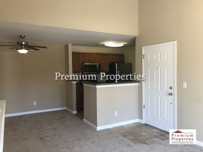 Foto del edificio - Move-in Ready 2BD/1BA Upper-Level, End Uni...