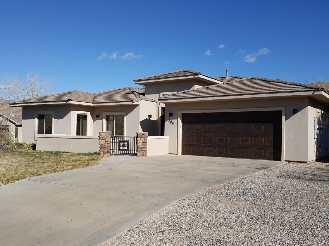 Foto principal - 3 Bedroom Single-Family Home in Central Hu...