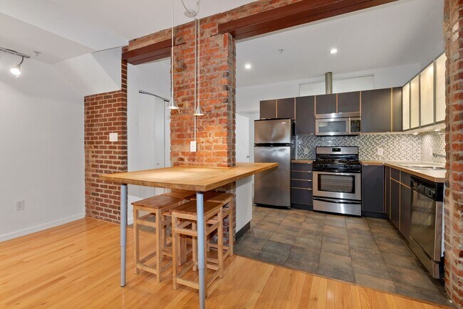 Building Photo - One-Month Free Rent with a move-in before/...