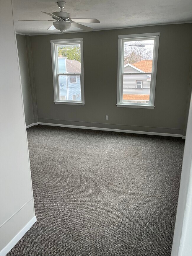 Sala principal - 527 W Main St