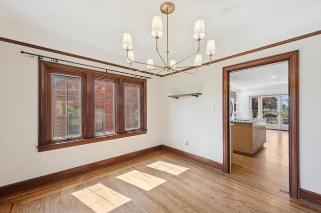 Building Photo - 5 bedroom in Seattle WA 98199