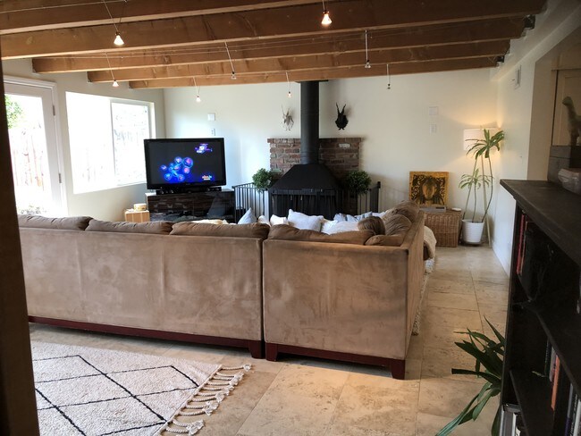 Habitación adicional con acceso al patio y a la cocina. - 13902 Calvert St