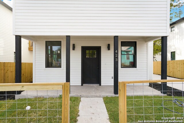 Building Photo - 423 N Mesquite St