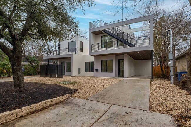 Building Photo - 1704 Kinney Ave