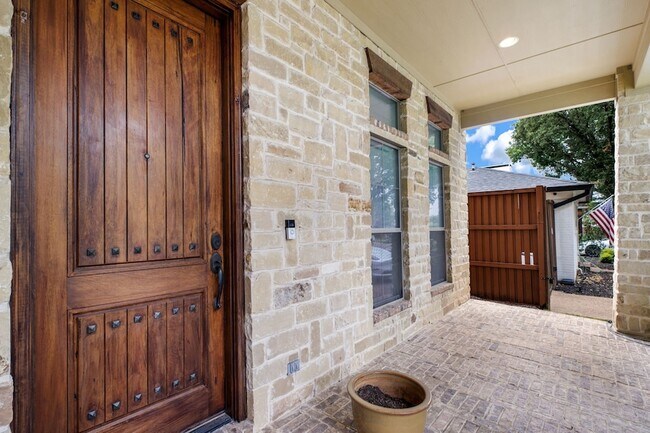 Building Photo - 3606 S Versailles Ave