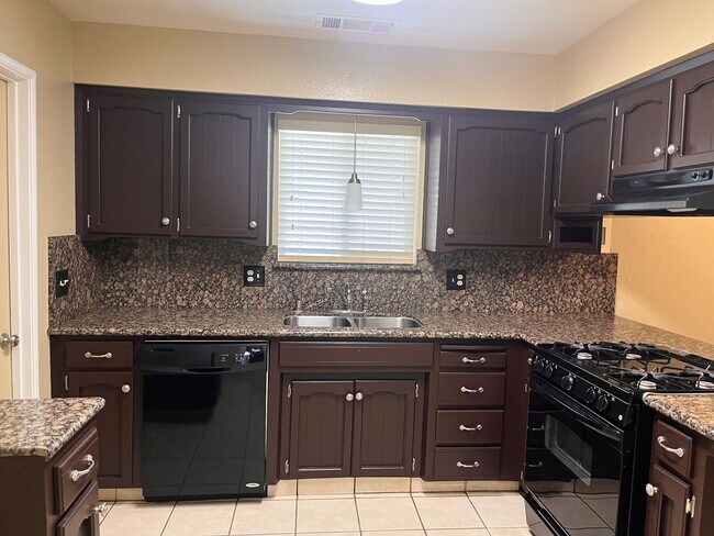 Foto del edificio - 1483 E Finch Ave