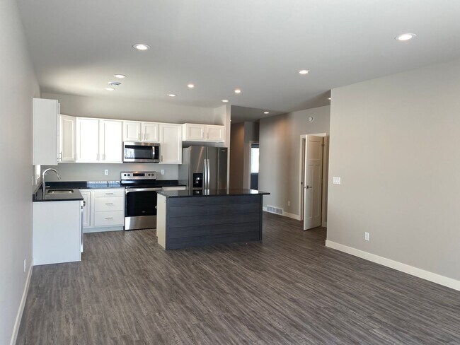 Foto del edificio - 3 BEDROOM/2 BATHROOM (1,397 sq feet) ~ New...