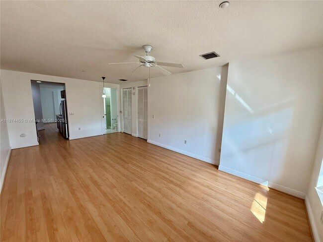 Building Photo - 323 Olssen Ave