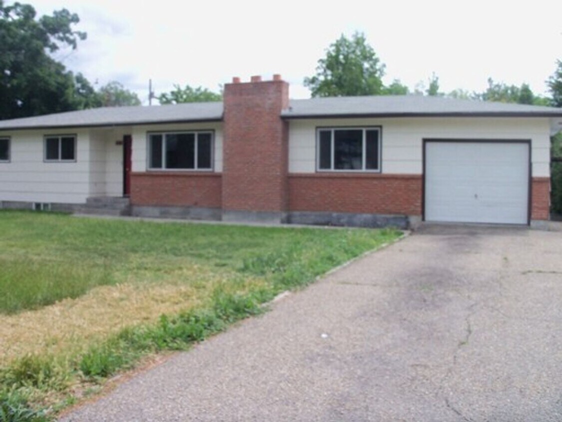 Spacious Upper Unit in this Caldwell Duplex House for Rent in