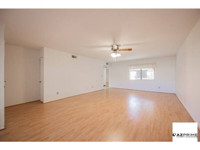 Foto del edificio - Lovely 3/2 End Unit Townhouse in Glendale ...