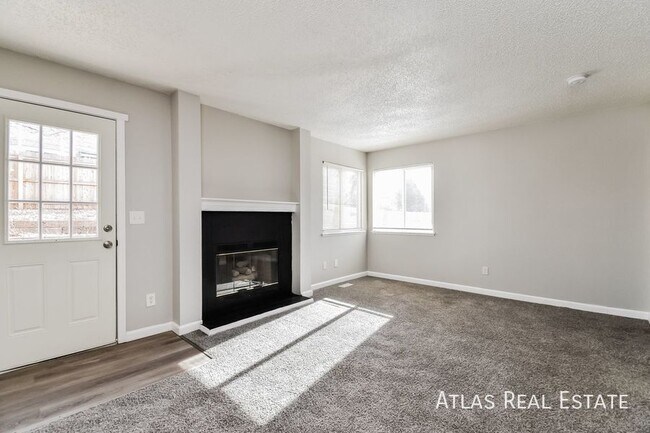 Foto del edificio - Stunning 4 Bedroom 3 Bath home located in ...