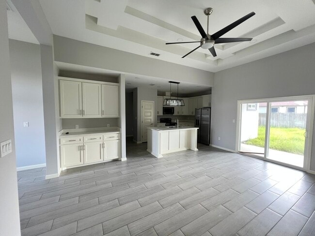 Building Photo - 1862 Castillo St