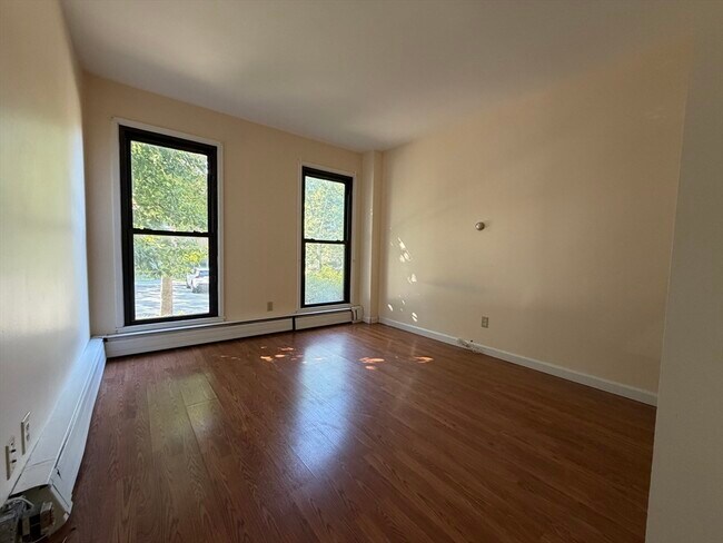 Building Photo - 28 Juniper St
