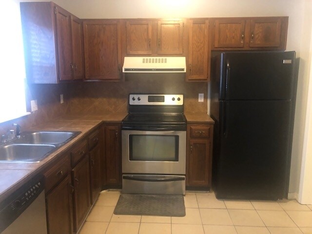 Foto del edificio - 384 Brookwood Lake Pl