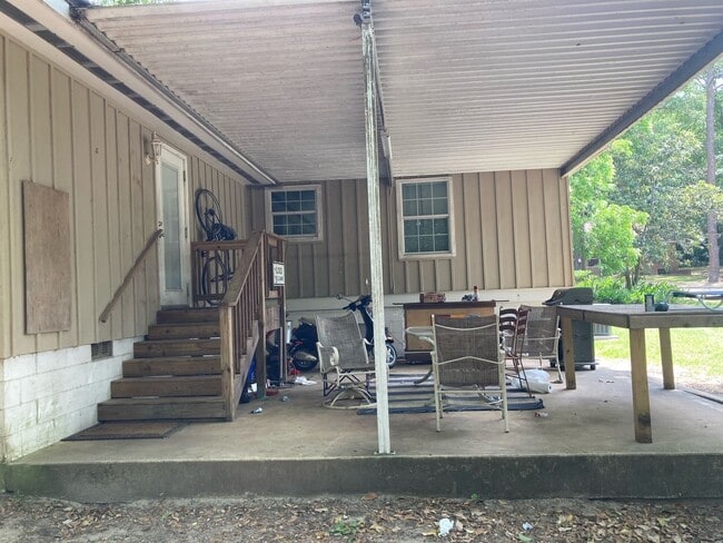 Building Photo - 4 bed 2 bath house, walk to stadium! Available August 2026!!