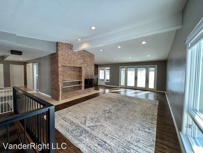 Building Photo - 3 br, 2.5 bath House - 2913 W Oak St