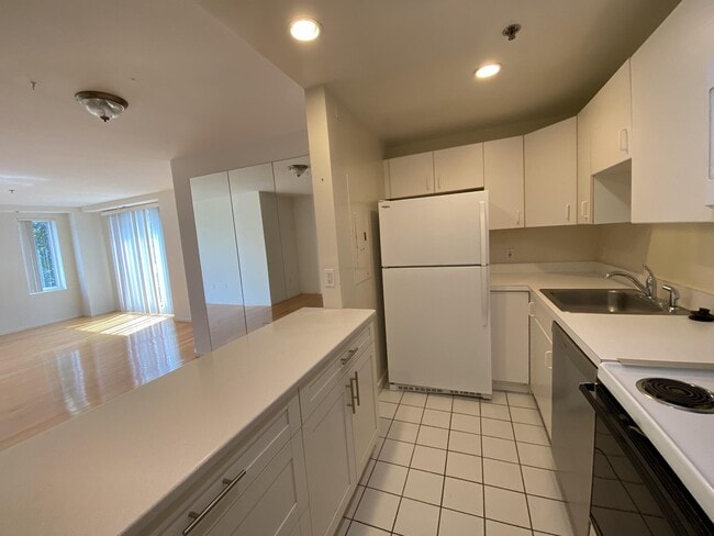 Building Photo - 931 Massachusetts Ave