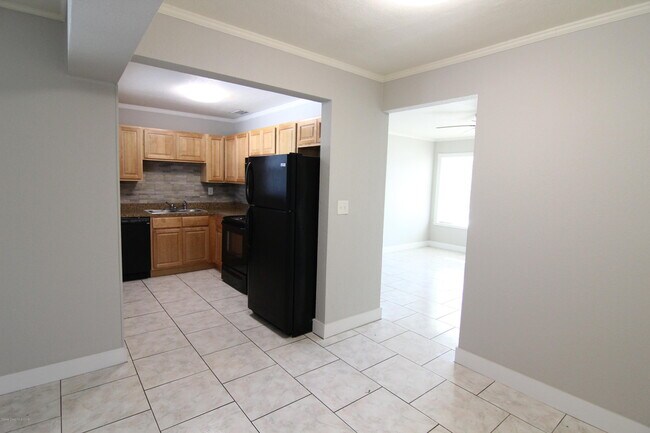 Building Photo - 1212 Willow Ln