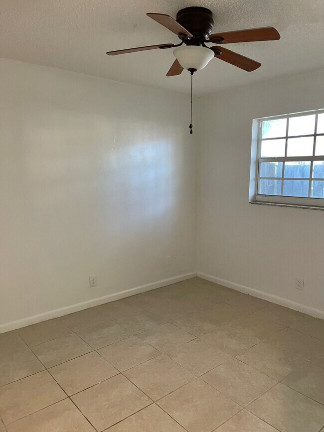 Foto del edificio - 718 SW 7th St