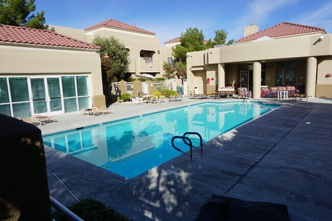 Foto del edificio - TOTALLY RENOVATED Summerlin Condo - Lake M...