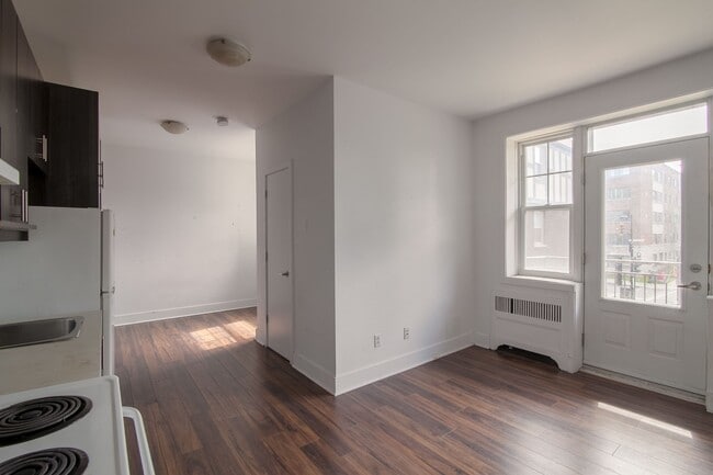 Photo du bâtiment - 4745 Chem. Queen Mary