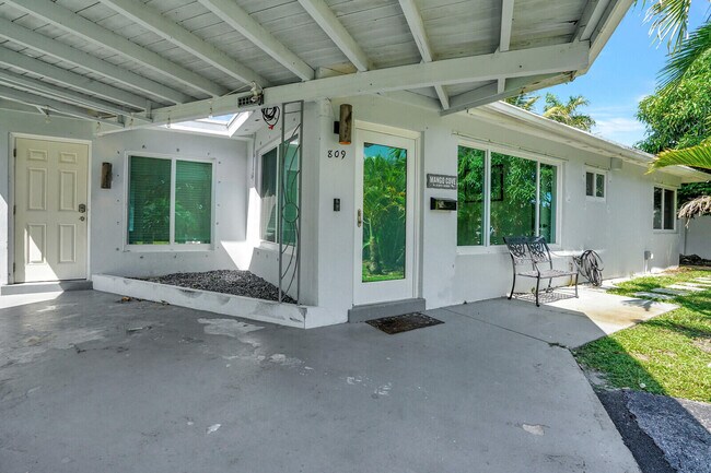 Building Photo - 809 SE 14th Ct