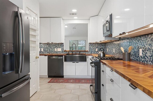 Building Photo - 14621 Lantern Dr