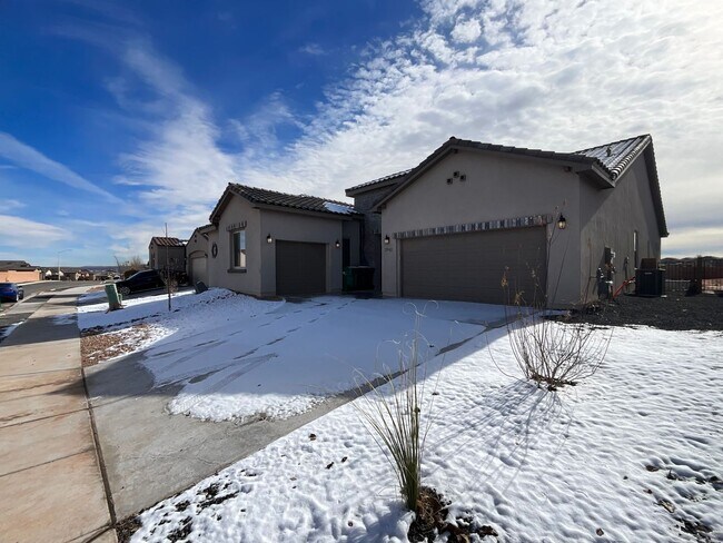 Foto del edificio - 3 Bedroom Single Story Home Available Near...