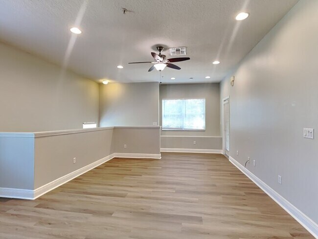 Foto del edificio - 2001 Crestdale Ln