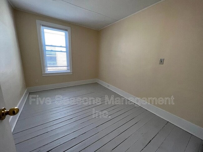 Foto del edificio - 28-30-30 Conger Ave