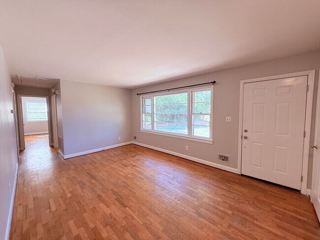 Building Photo - RENT SPECIAL! 3-4 BR Home! Large Brick hom...