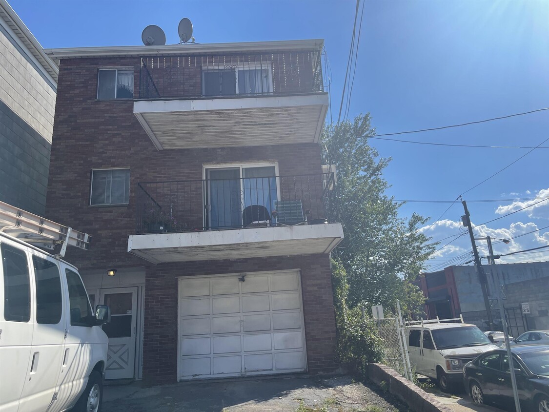 Primary Photo - 15 Reserve Ave