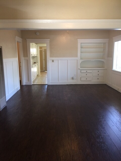 Building Photo - Cute home with large yard and 2 car- detac...