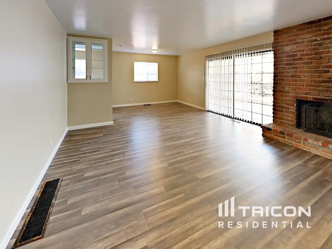 Foto del edificio - 1355 Royal Dr