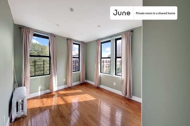 Building Photo - Private bedroom in 4 bed/2 bath Home