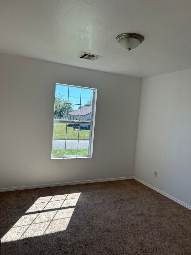 Building Photo - 1437 NE 34th St