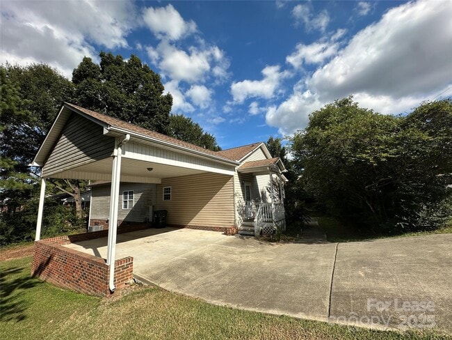 Building Photo - 3331 Robinwood Rd